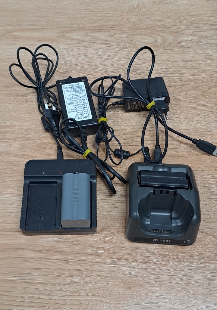 GNSS 배터리, 충전 거치대와 어댑터